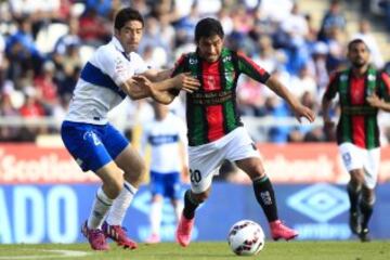 Fútbol, Universidad Católica v Palestino.
Décima fecha, campeonato de Apertura 2015.
El jugador de Palestino, Nicolas Maturana, derecha, disputa el balón con Cristian Alvarez de Universidad Católica durante el partido de primera división en el estadio San