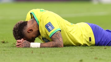 Lusail (Qatar), 24/11/2022.- Neymar of Brazil lies on the pitch during the FIFA World Cup 2022 group G soccer match between Brazil and Serbia at Lusail Stadium in Lusail, Qatar, 24 November 2022. (Mundial de Fútbol, Brasil, Estados Unidos, Catar) EFE/EPA/Tolga Bozoglu
