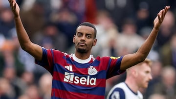 Alexander Isak, jugador del Newcastle, celebra el gol anotado ante el Tottenham en Premier League.