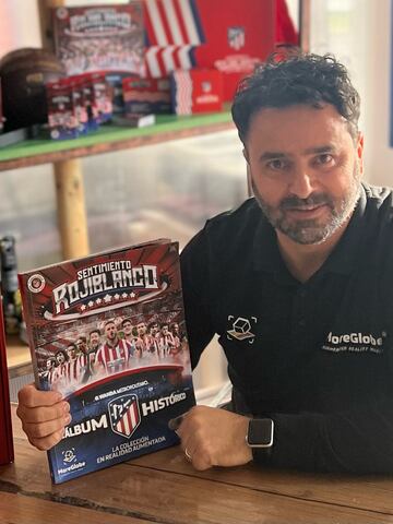 Giovanni Sapere, con la portada del album de realidad aumentada del Atlético de Madrid. 