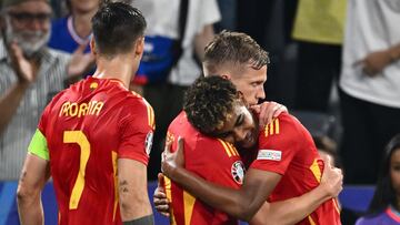 Morata, Dani Olmo y Lamine Yamal celebran el segundo de España en la semifinal de la Eurocopa contra Francia.