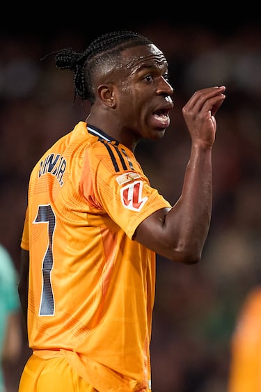 Vinicius Júnior encarándose con la grada valencianista durante una parte del encuentro.