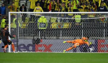 Penalti 22. Geronimo Rulli para el lanzamiento de David de Gea. El conjunto amarillo es campeón de la Europa League.