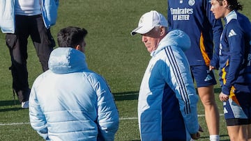 MADRID, 02/01/2025.- El entrandor del Real Madrid Carlo Ancelotti (c) durante el entrenamiento que el conjunto ha llevado a cabo este jueves en la Ciudad Deportiva de Valdebebas, en Madrid, para preparar su partido de Liga de mañana, ante el Valencia. EFE/ J.P.Gandul