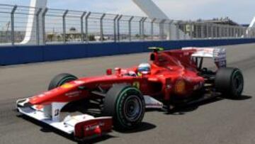 Valencia se entrega a la victoria de Alonso