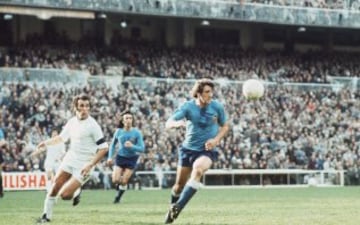 24 de marzo de 1974 Del Sol jugador del Valencia se lleva el balón ante la atenta mirada del jugador contrario del Real Madrid.