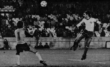 Para el ariete no hubo dos sin tres en el Villamar赤n. Solo hab赤an transcurrido tres minutos de su segunda diana cuando, ganando en el salto al capit芍n de la selecci車n de malta (en la im芍gen esta tapado), conect車 otro colosal cabezazo que vali車 el tres a uno.