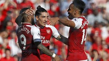 Lacazette celebra un gol con Bellerin yAubameyang