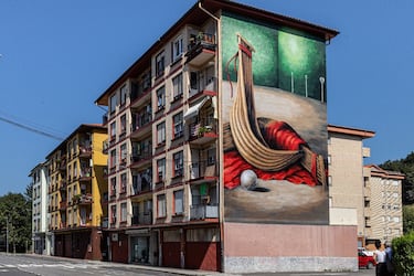 
En Markina-Xemein, azules eléctricos y blancos limpios congelan el latido del frontón. Movimiento y tradición en pura tensión atlética.