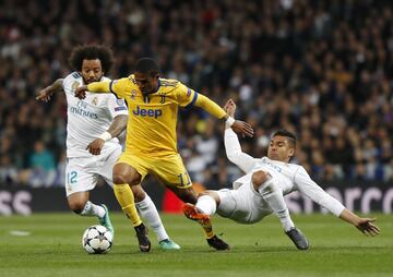 Douglas Costa entre Casemiro Y Marcelo.