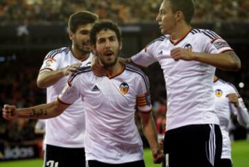 El centrocampista del Valencia Daniel Parejo celebra con sus compañeros el gol marcado al Almería, durante el partido de la decimonovena jornada de Liga de Primera División.