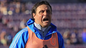 Ftbol, Universidad de Chile vs Deportes Iquique.
Decimoquinta fecha campeonato de Transicin 2017.
El director tecnico de Universidad de Chile, Angel Guillermo Hoyos dirige a sus jugadores durante el partido disputado en el estadio Nacional en Santiago, Chile.
9/12//2017
Ramon Monroy/Photosport
Football, Universidad de Chile vs Deportes Iquique.
Fifteenth dateTransition championship 2017.
Universidad de Chile,'s coach Angel Guillermo Hoyos, give instructions to his players during to the first division football match held at the National stadium in Santiago, Chile.
9/12//2017
Ramon Monroy/Photosport