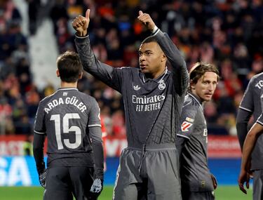 0-3. El delantero francés del Real Madrid celebra el tercer tanto.