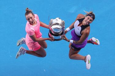 Elise Mertens y Aryna Sabalenka saltan con el trofeo de campeonas del dobles en el Abierto de Australia de tenis. La belga y la bielorrusa se impusieron en la final a las checas Barbora Krejcikova y Katerina Siniakova por 6-2 y 6-2. La pareja suma su segundo Grand Slam tras el US Open de 2019 y son las nuevas número uno de la especialidad.