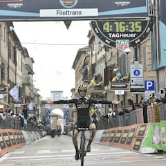 Adam Yates rompe a los favoritos y Kwiatkowski es nuevo líder