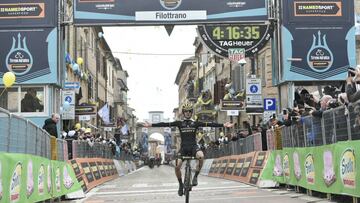 Adam Yates gana la 5º etapa de la Tirreno Adriático.