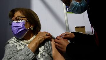 Santiago, 11 de agosto de 2021
 Se realiza Vacunacion de refuerzo para adultos mayores desde los 86 anos  en el vacunatorio del Estadio Bicentenario de La florida.
 Javier Salvo/Aton Chile