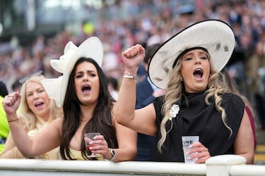 El Aintree Grand National es la carrera ecuestre de obstáculos más importante del Reino Unido. Hoy se celebra el Ladies Day, donde los sombreros y el glamour se convierten en los protagonistas.