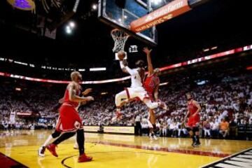 Miami 86 - Bulls 93 (0-1). Dwyane Wade jugador de los Miami Heat entra a canasta.