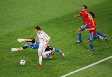 España ha mostrado su poderío en varias ocasiones, destacándose en la Eurocopa de 2012 cuando derrotó a Francia 2-0 en los cuartos de final. Por otro lado, Francia ha tenido su cuota de victorias memorables, como en los octavos de final de la Copa del Mundo de 2006, cuando venció a España 3-1, logrando llegar hasta el final del torneo.
