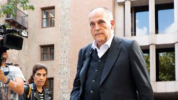 MADRID, 17/10/2022.- El presidente de la Liga Nacional de Fútbol Profesional, Javier Tebas, a su llegada a la reunión de dieciséis clubes de Primera División con el ministro de Cultura y Deporte, Miquel Iceta, para recuperar las siete enmiendas presentadas por el PP que afectan, principalmente, a la Superliga, al acuerdo de los clubes con CVC y a la venta de los derechos de televisión, este lunes en el Ministerio de Cultura y Deporte, en Madrid. EFE/ Luis Millán