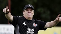 Miguel Herrera no aprende y encara a periodista