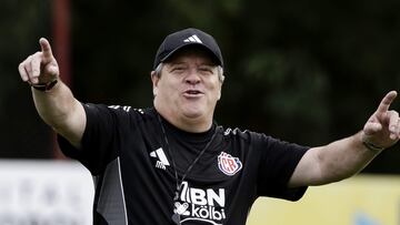 Miguel Herrera no aprende y encara a periodista