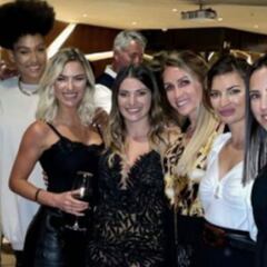 Las parejas de los futbolistas del Atleti, una gran piña en la celebración de la Liga