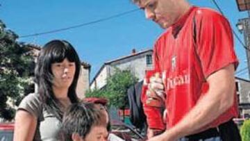 <b>CON LAS MALETAS HECHAS</b>. Dani Aranzubia pasó ayer una jornada de lo más ajetreada en la concentración del Athletic en Covaleda, tras desvelar AS la negociación abierta con el Real Zaragoza para su traspaso, una noticia que le cogió al propio portero riojano por sorpresa. En la imagen, Aranzubía firmando autógrafos ayer en la puerta del hotel.