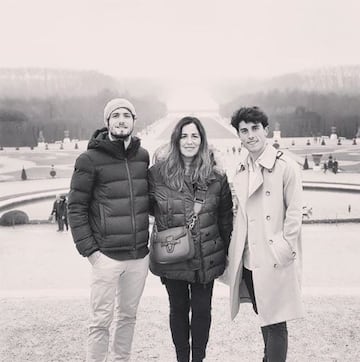 Álvaro Odriozola junto a su hermano Pablo y su madre, Amaya Arzallus