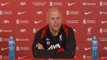 Arne Slot, DT de Liverpool, evita hablar de posibles fichajes.
