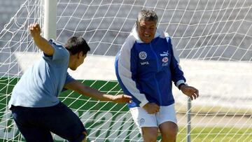 HISTORIA COPA AMERICA DESDE 1993
COPA AMERICA PERU 2004
MEXSPORT DIGITAL IMAGE
12 July 2004: Action photo of Carlos Jara Saguier coach of Paraguay during a training session at the Copa America 2004 in Arequipa, Peru./Foto de accion de Carlos Jara Saguier entrenador de Paraguay, durante una sesion de entrenamiento en la Copa America 2004 en Arequipa, Peru. MEXSPORT/OMAR MARTINEZ