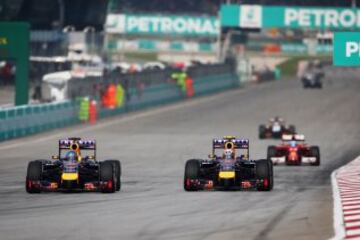 Sebastian Vettel y  Daniel Ricciardo  durante el Gran Premio de fórmula uno de Malasia en el circuito de Sepang.