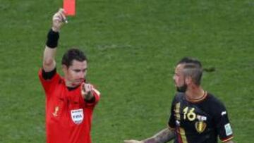 Momento en el que Defour recibe el castigo del árbitro.