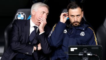 Carlo Ancelotti y Davide conversan durante un partido del Real Madrid.