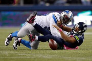 Ezekiel Ansah fue una pesadilla para Wilson desde la DL de los  Detroit Lions. 