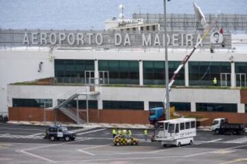 Trabajadores del aeropuerto colocan el cartel de Cristiano Ronaldo en Aeropuerto Internacional de Madeira que a partir del próximo día 29 de marzo llevará el nombre de Cristiano Ronaldo.