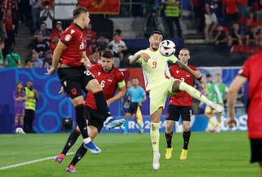 Joselu trata de rematar un centro lateral entre los jugadores albaneses, Ylber Ramadani y Berat Djimsiti.