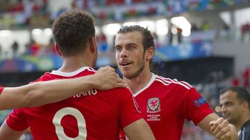 Gareth Bale celebra con Robson Kanu el gol que este último marcó a Eslovaquia y supuso la victoria para Gales en el primer partido del grupo B de la Eurocopa 2016.