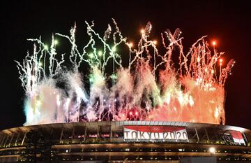 Los fuegos artificiales cierran la Ceremonia de Clausura en el Estadio Olímpico. 