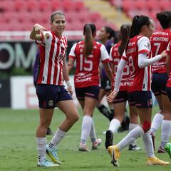 Espectacular remontada de Chivas, que se mantiene en la cima