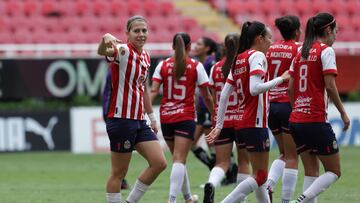 Espectacular remontada de Chivas, que se mantiene en la cima