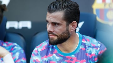 Nacho Fern&aacute;ndez, jugador del Real Madrid, se sienta en el banquillo antes del partido ante el FC Barcelona.