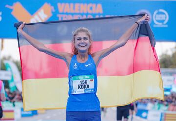 La alemana Konstanze Klosterhalfen, que se impuso en categoría femenina en su debut en la distancia.