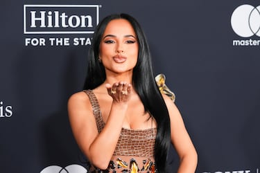 Becky G posa en la alfombra roja de la gala Pre-Grammy celebrada en el hotel Beverly Hilton de Los Ángeles.