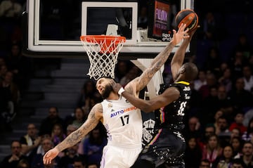 El pívot francés del Real Madrid Vincent Poirier lucha con Moussa Diagne, de Lenovo Tenerife.