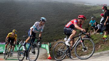 Enric Mas y Primoz Roglic ascienden el Collado Fancuaya pegados a la rueda del maillot rojo, Remco Evenepoel, en la octava etapa de La Vuelta.
