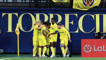VILLARREAL, 02/04/2023.- Los jugadores del Villarreal celebran uno de sus goles durante el encuentro correspondiente a la jornada 27 de primera división que han disputado hoy domingo frente a la Real Sociedad en el estadio de La Cerámica, en la localidad castellonense. EFE / Domenech Castelló.