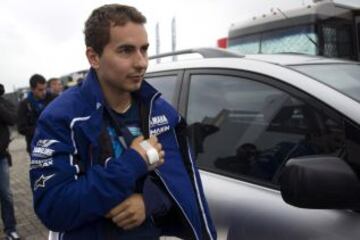 Llegada de Jorge Lorenzo al circuito tras su operación de clavícula.