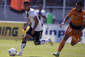 Felipe Flores controla la pelota en el duelo ante Cobreloa.